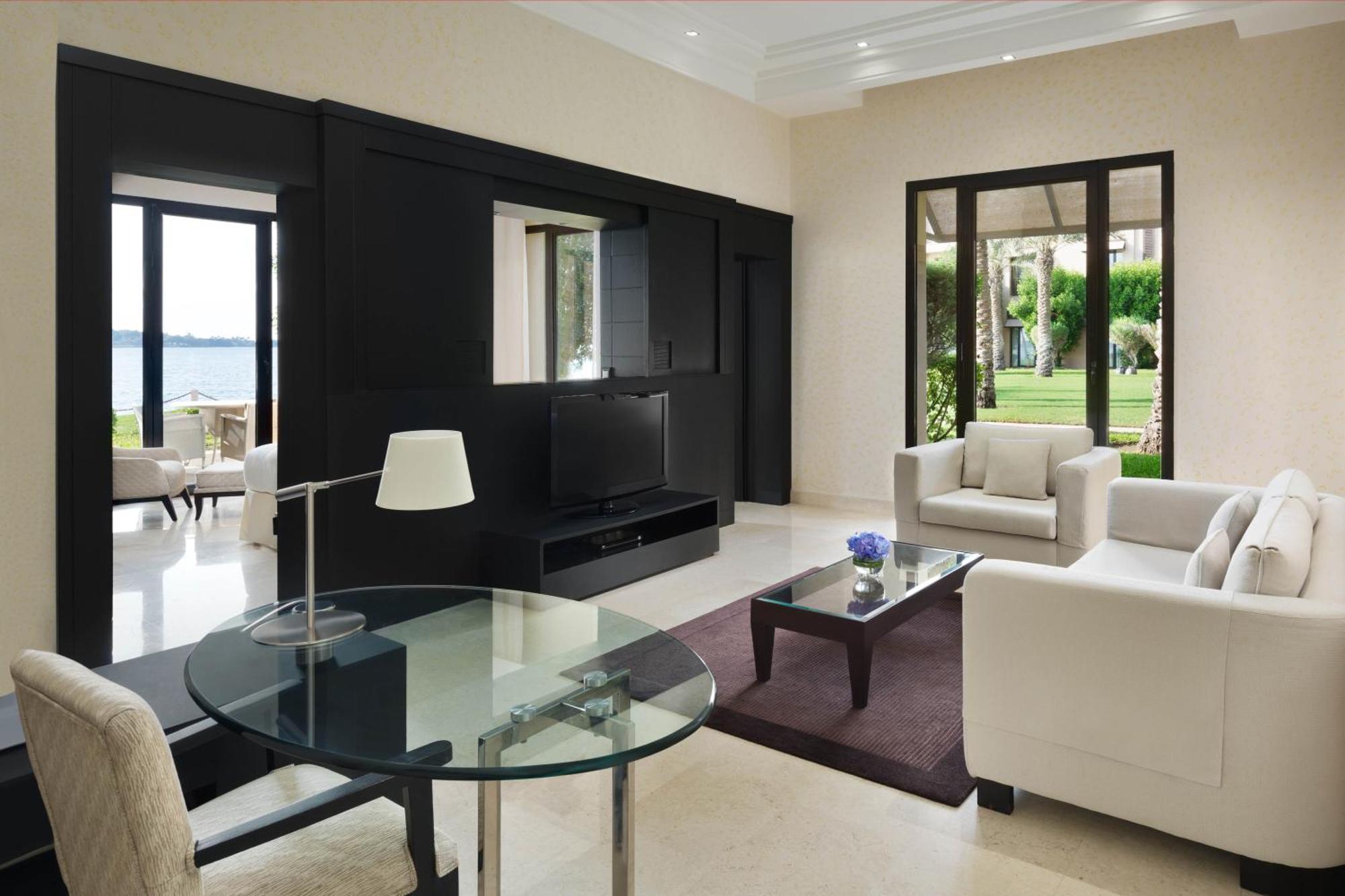 Executive Suite,1611067094:JPEG